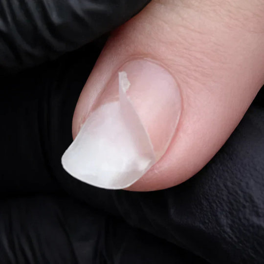 Burbujas de aire bajo la manicura semipermanente: ¿por qué aparecen y cómo eliminarlas de forma eficaz?